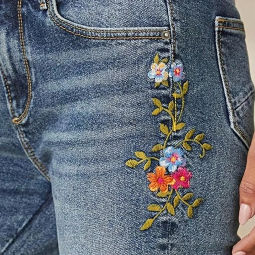NWT Flamingals Floral Embroidered Boot Cut Jeans - Size: Large - Picture 10 of 13